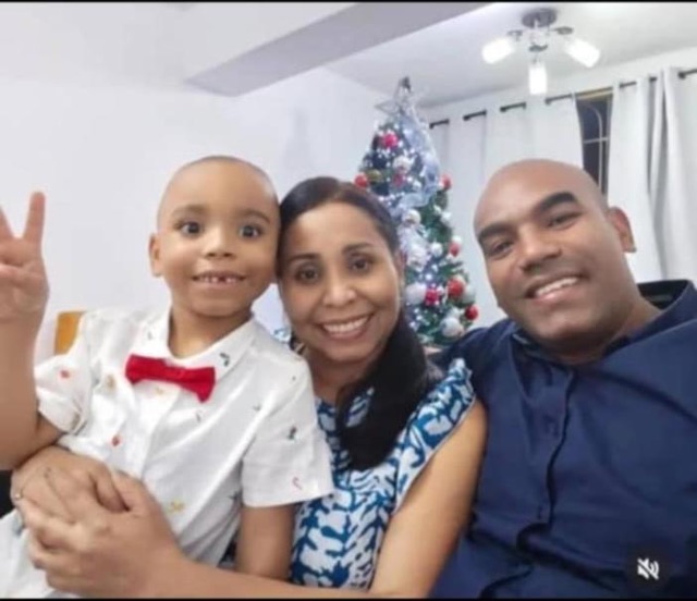 Se llama Carlos Eduardo Segovia Anaya. Su esposa es Yasmelia Acosta, el niño se llama Diego Segovia